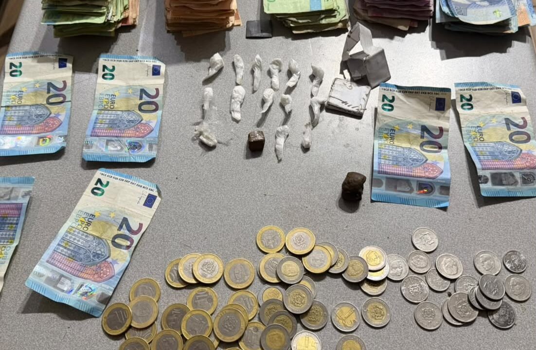 درك عين حرودة يطيح بمروج مخدرات ويحجز الكوكايين والشيرا واموالا